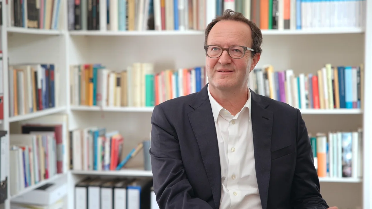 Der Versuch, eine Debatte zu historisieren: DHM-Präsident Raphael Gross über die Ausstellung „Umstrittene Verwandtschaft. Koloniale und nationalsozialistische Gewalt”