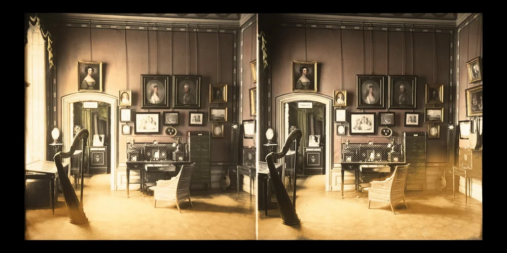 Die Abbildung zeigt das Zimmer der Königin Luise in einer Stereofotografie. Dabei handelt es sich um zwei quadratische Aufnahmen, die in einem leicht unterschiedlichen Blickwinkel, nämlich analog dem menschlichen Augenabstand, aufgenommen wurden. Bei der Betrachtung der Aufnahme kann so eine dreidimensionaler Eindruck des Raumes simuliert werden. Zu sehen ist u.a. ein dunkler Schreibtisch mit Löwenfüßen, der an einer Wand steht. Darüber hängen 11 Gemälde und Stiche unterschiedlicher Größe in Petersburger Hängung. Vor dem Schreibtisch steht ein Sessel, rechts neben dem Schreibtisch ein hoher Schubladenschrank sowie eine Standuhr. Auffallend ist im Vordergrund eine Harfe. Links neben dem Schreibtisch befindet sich ein offener Durchgang, der einen Blick in das Nachbarzimmer erlaubt. Dort sind weitere Schrankmöbel sowie Vorhänge erkennbar.