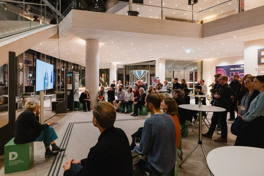 Impressionen der Eröffnung der Ausstellung „Umstrittene Verwandtschaft. Koloniale und nationalsozialistische Gewalt“