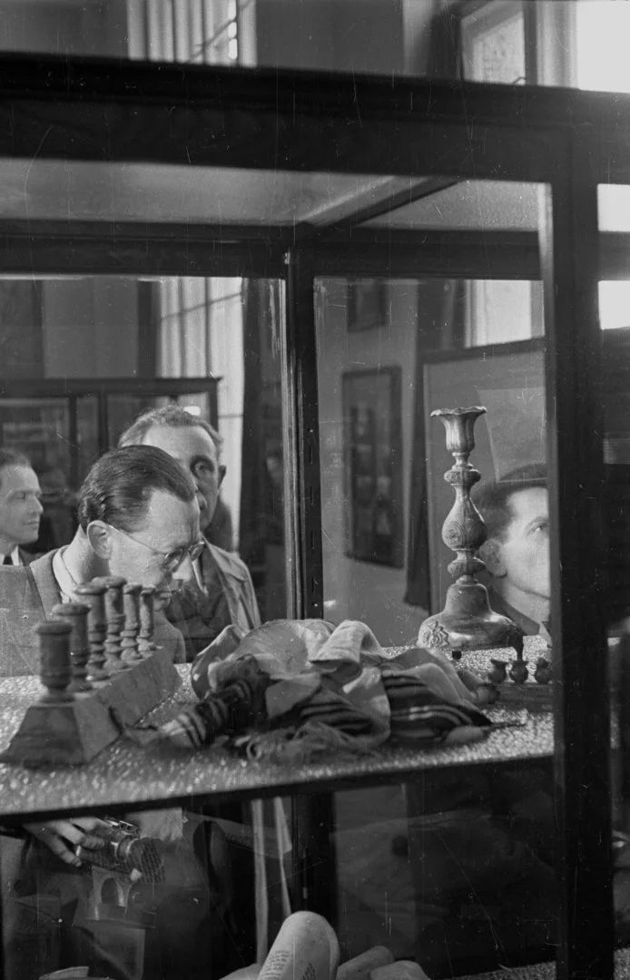 Bild von der Eröffnung der Ausstellung Martirologye un kamf / Martyrologia i walka (Martyrium und Kampf) im Jahr 1948 am Jüdischen Historischen Institut in Warschau