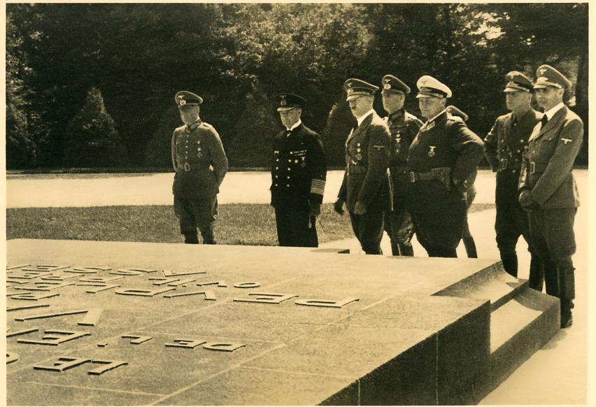 Hitler und Göring vor dem Gedenkstein für den Waffenstillstand von 1918