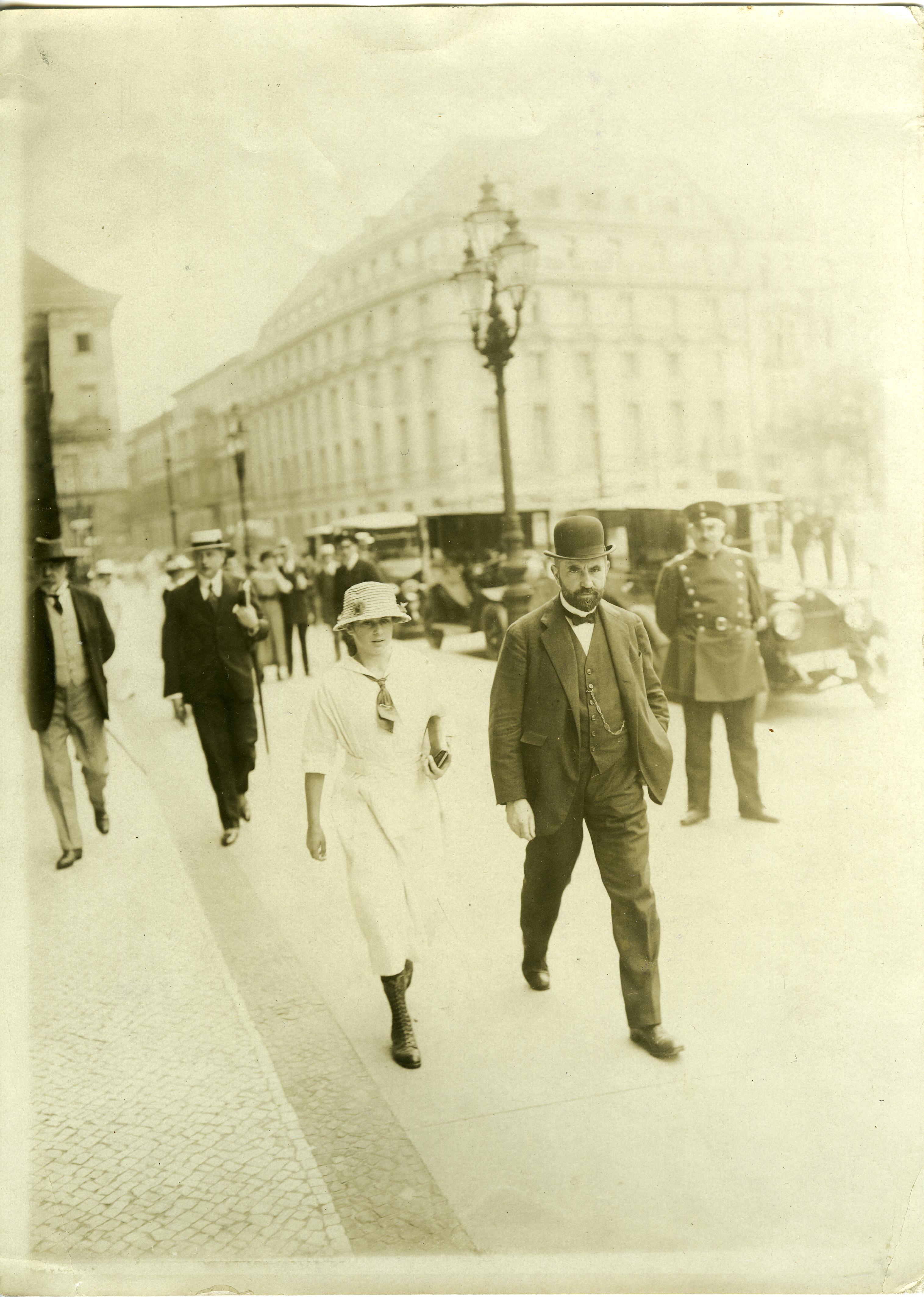 Hugo Stinnes auf dem Weg zum Reichstag, um 1920