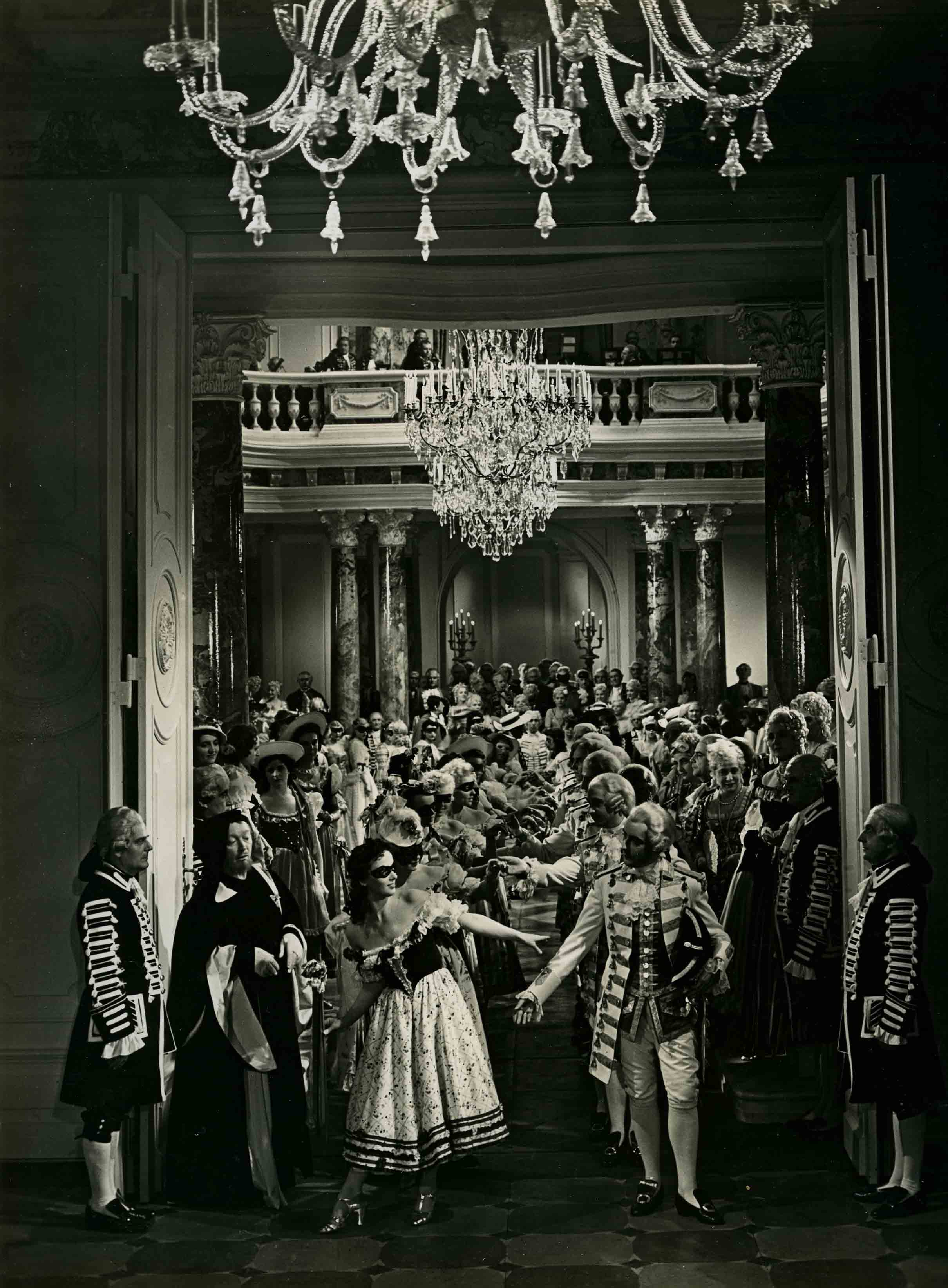 Werbefoto für den Film "Jud Süß", 1940, Männer und Frauen in altmodischer Festgarderobe, zum Teil mit Perücken und Masken