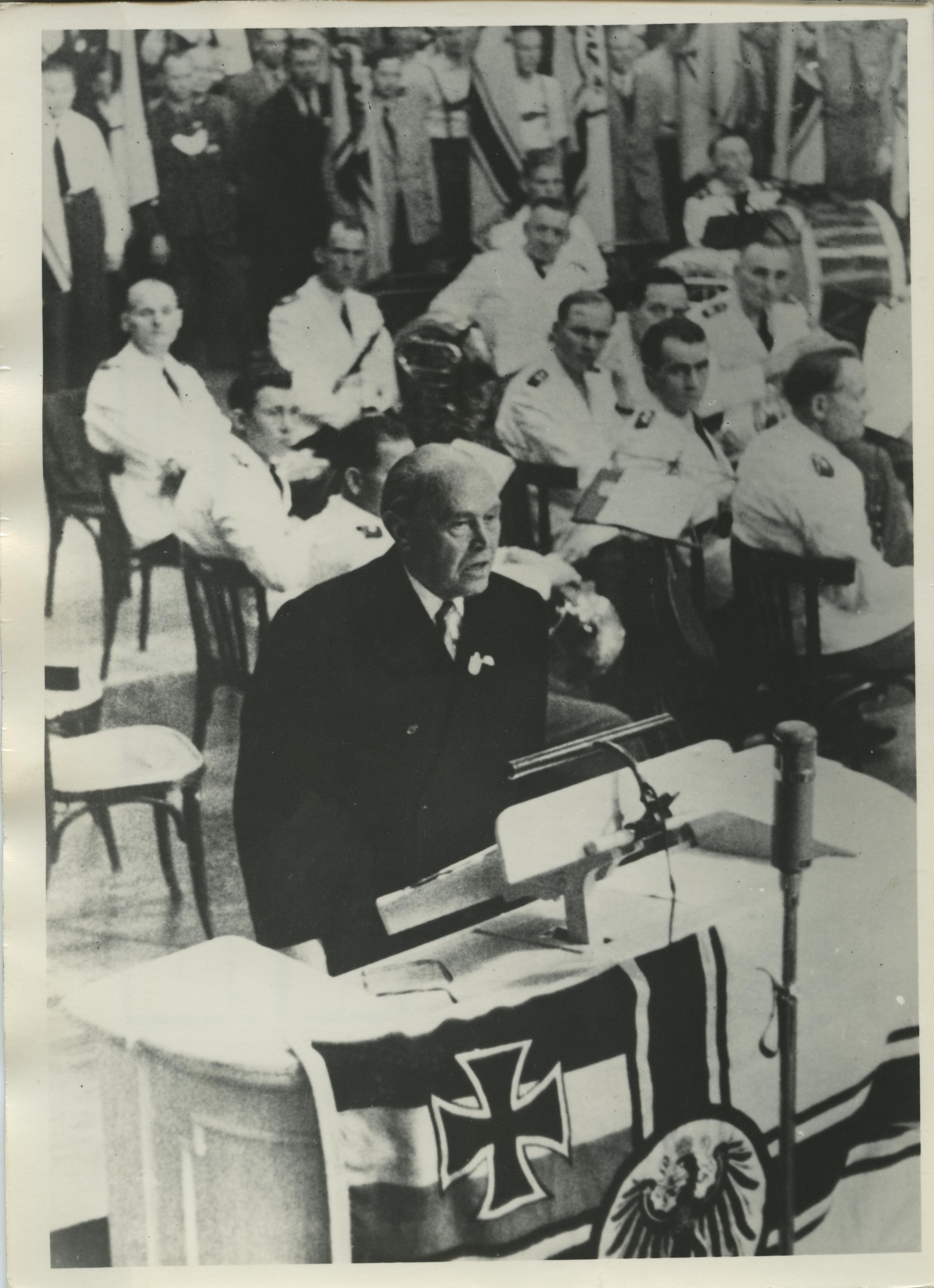 Albert Kesselring bei einer Kundgebung des "Stahlhelm - Bund der Frontsoldaten" in Recklinghausen, 1954
