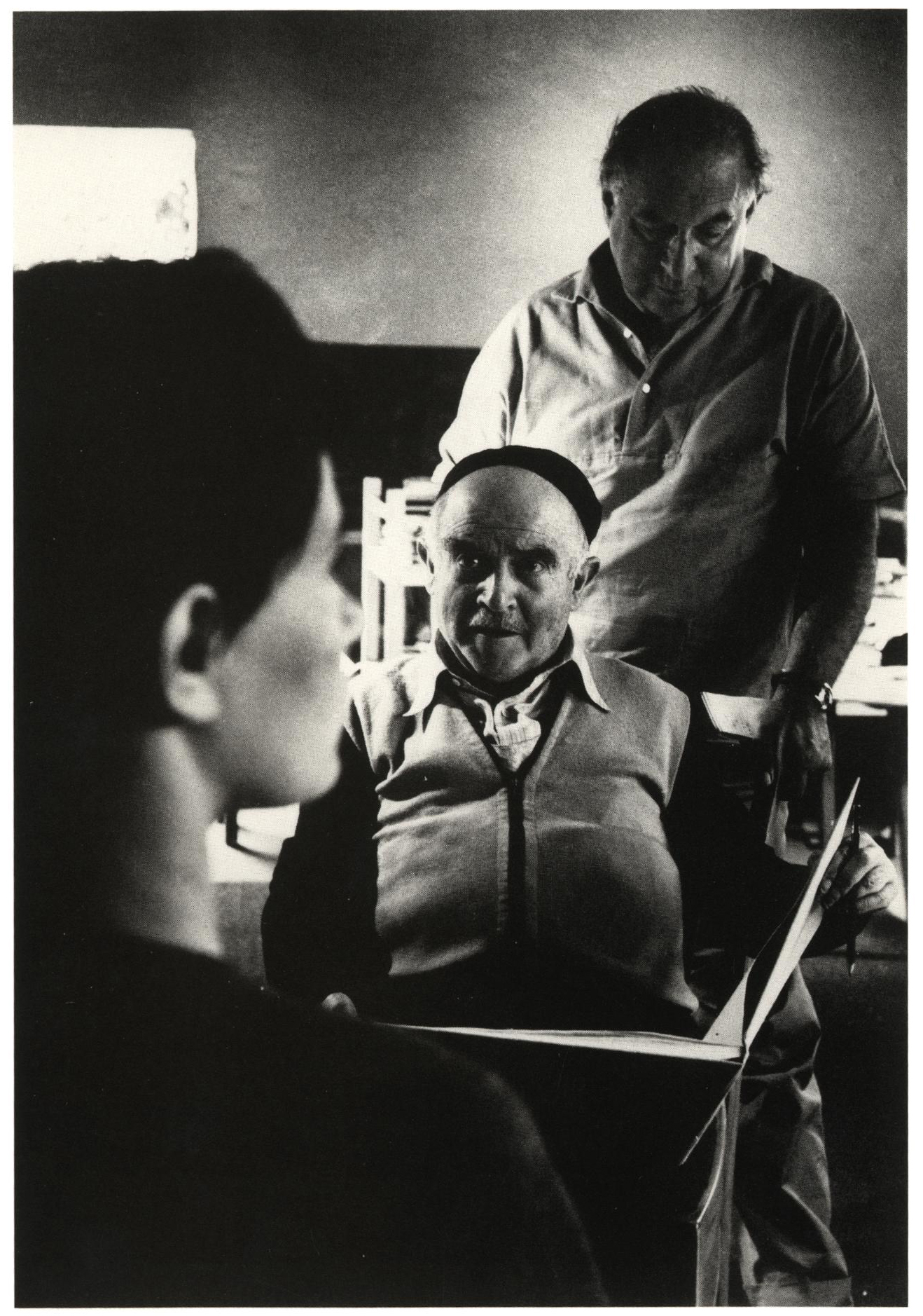 Ludwig Meidner (Mitte), Hans Sahl und Magda Moses im Scheunenatelier Marxheim, 1954