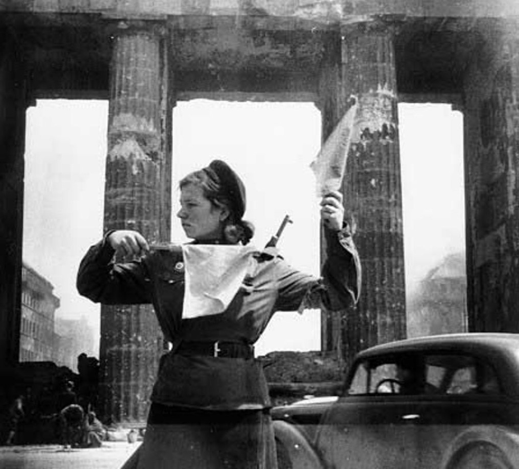 Rotarmistin regelt den Verkehr vor dem Brandenburger Tor