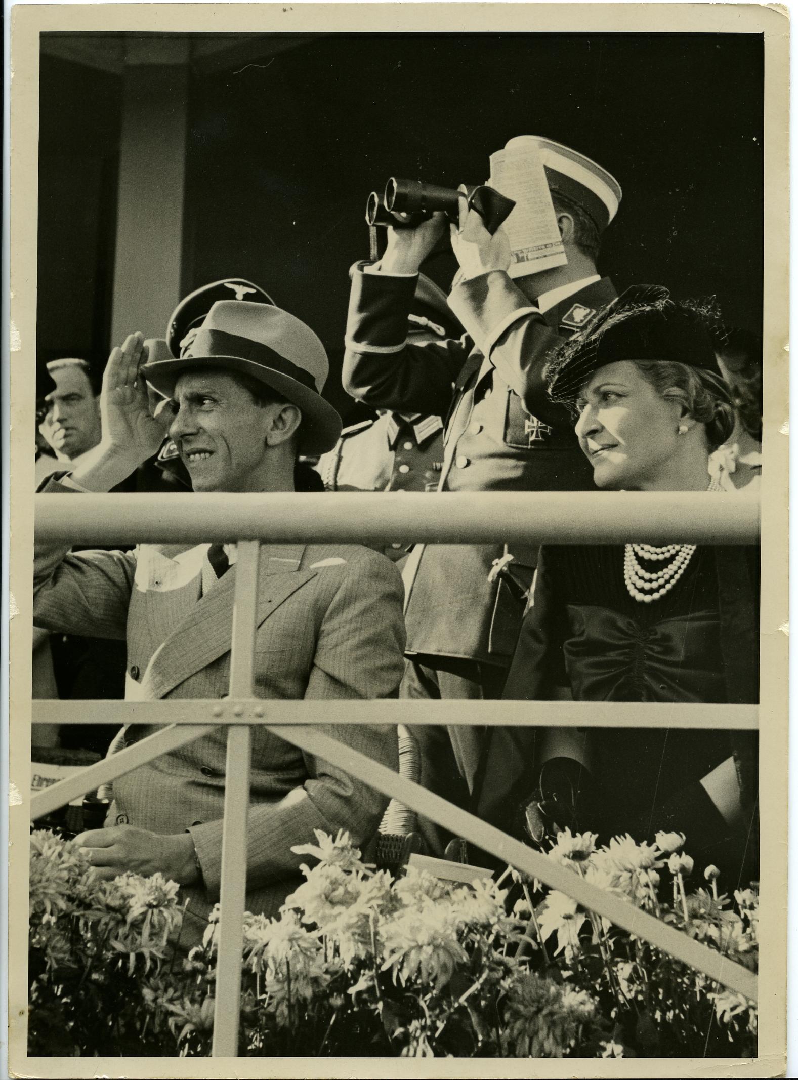Joseph und Magda Goebbels auf der Ehrentribüne beim Großen Preis von Berlin