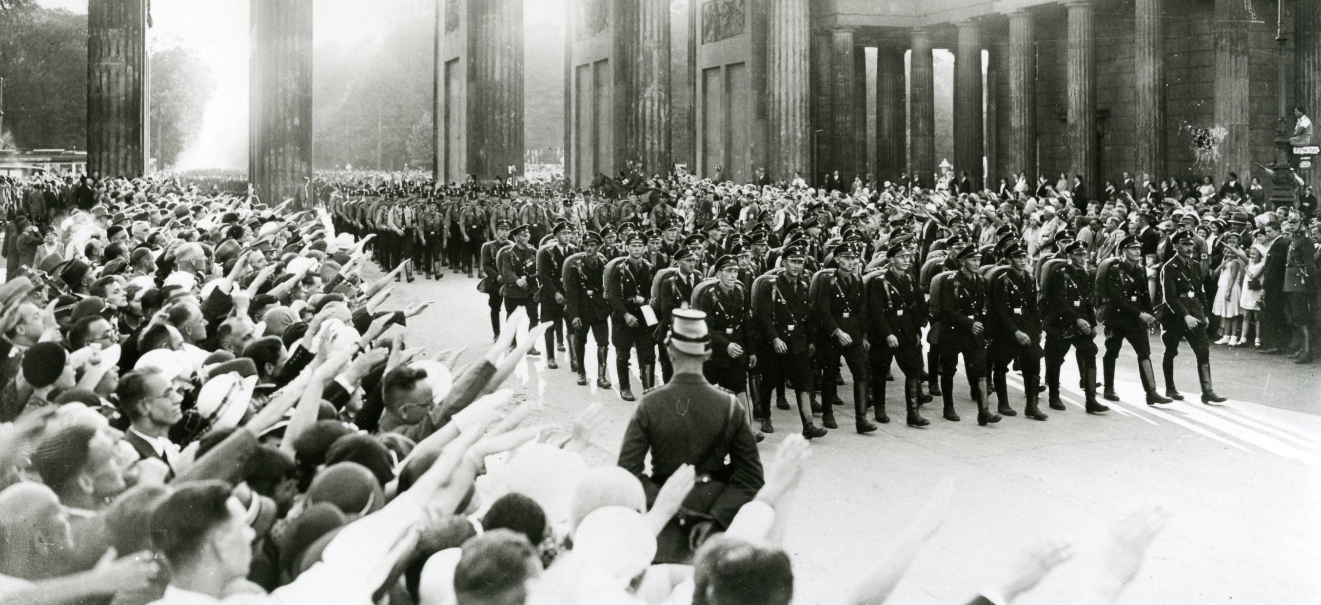 SS-Aufmarsch am Brandenburger Tor, 1933