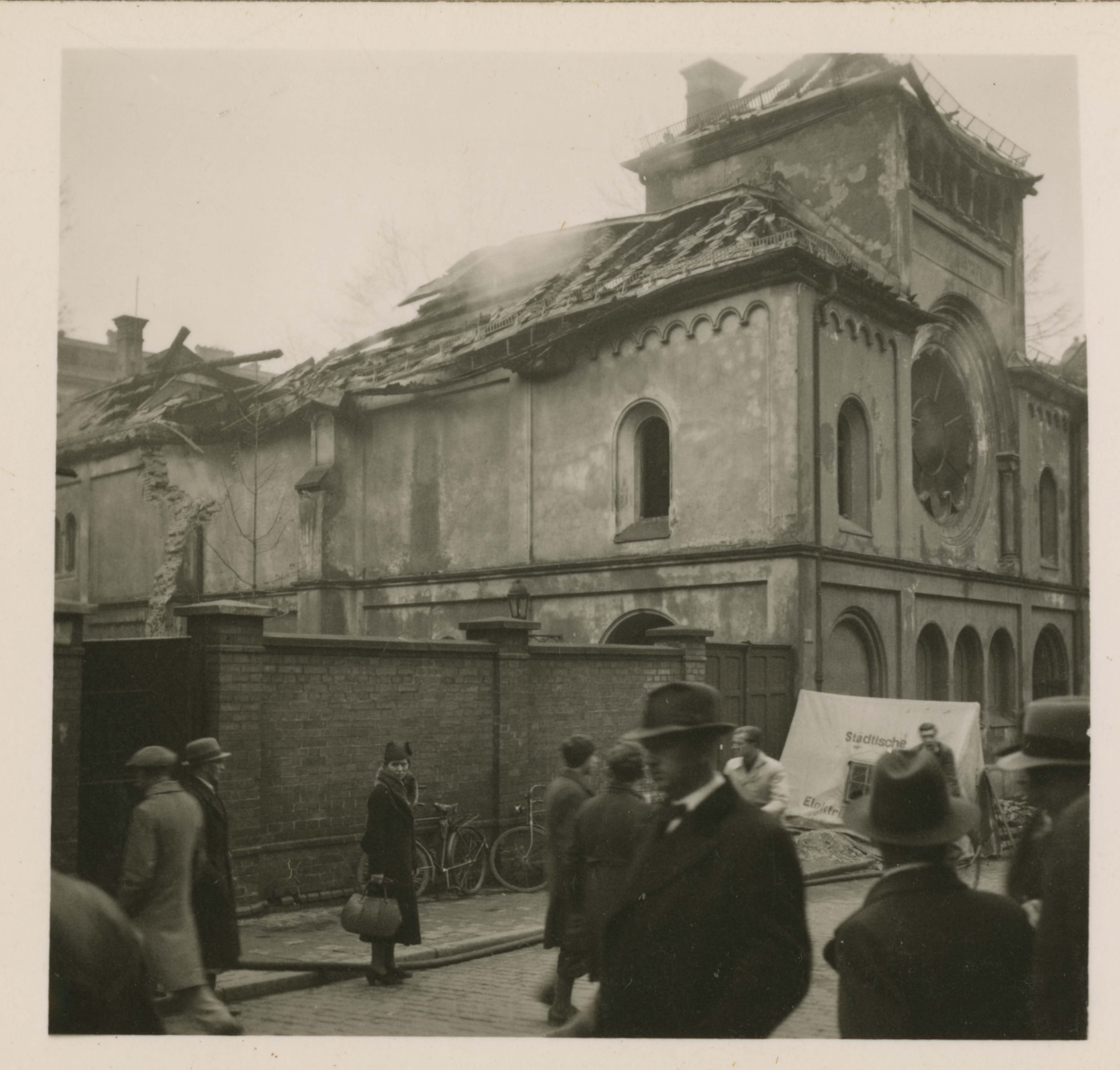 Die Ohel-Jakob-Synagoge in München nach dem Brandanschlag im November 1938