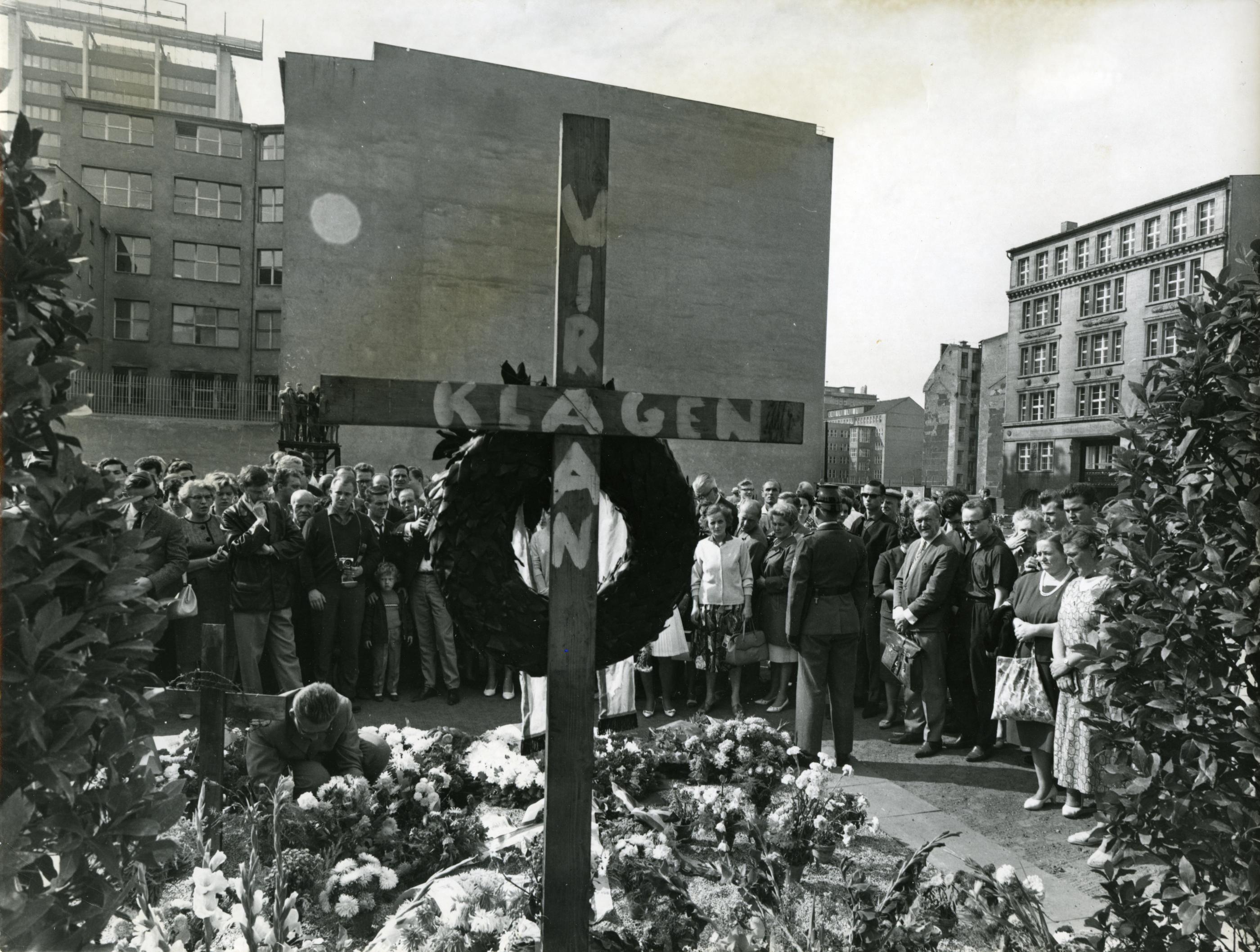 Kranzniederlegung am Mahnmal zum Gedenken an Peter Fechter, 1963