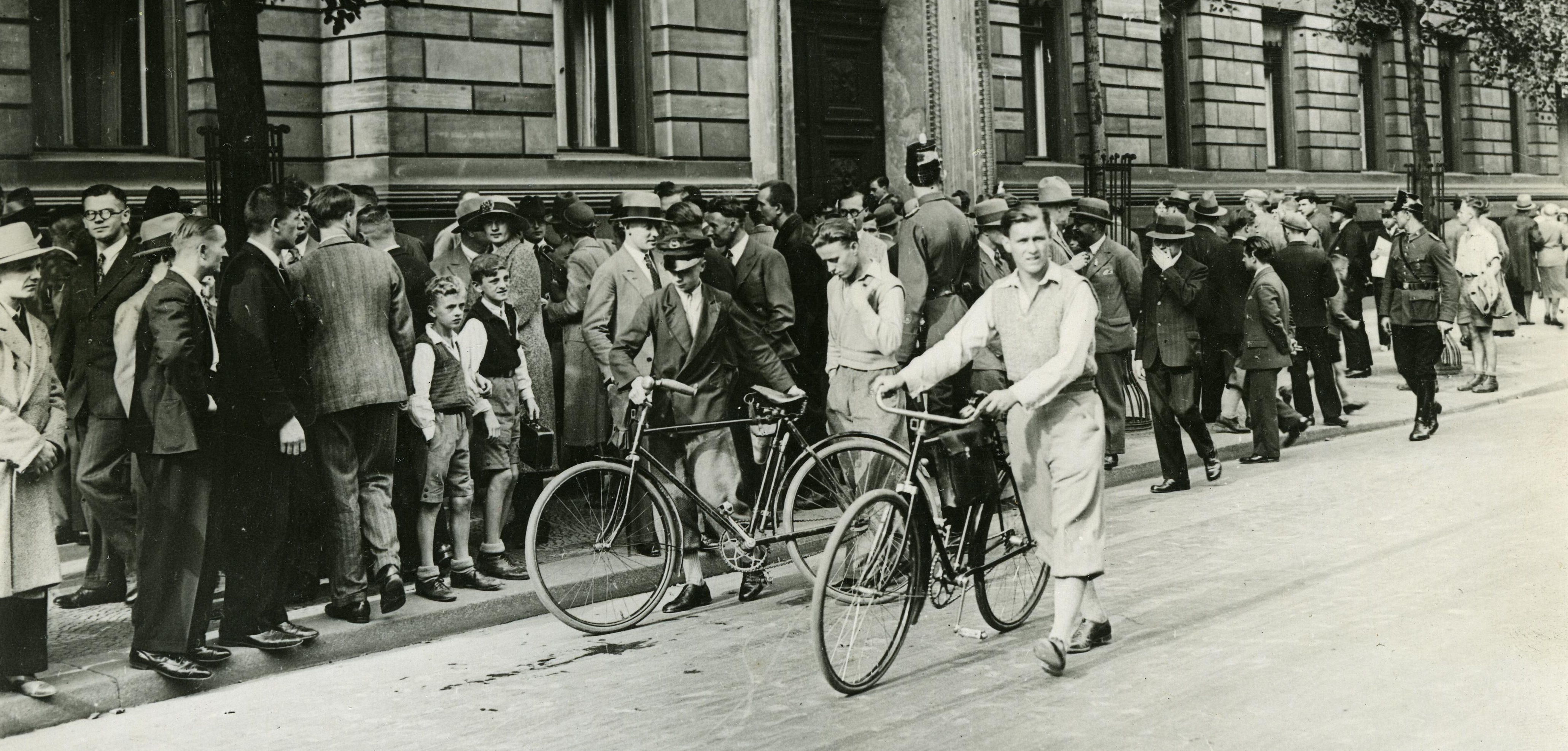 Vor dem preußischen Innenministerium nach der Absetzung der Regierung von Otto Braun, 1932