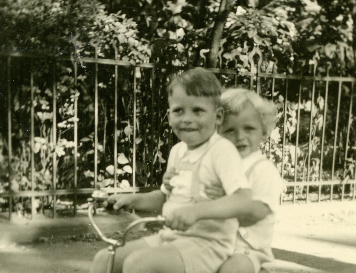Jürgen Blunck (rechts) mit seinem älteren Bruder Klaus, um 1939