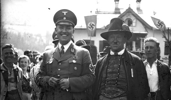 Fotografie: Franz Hofer mit Frauen und Männern in Tracht, 1932/Juni 1933