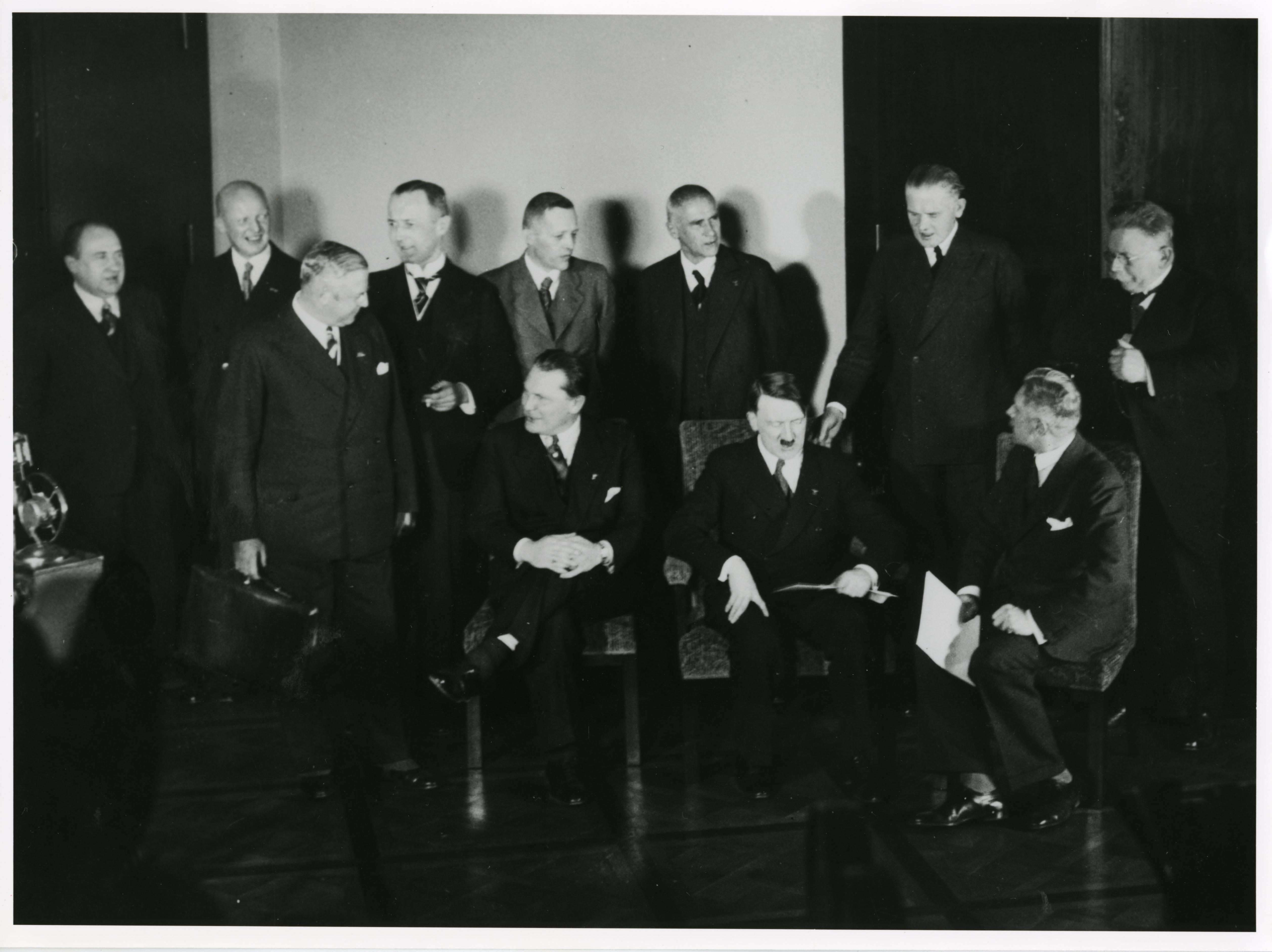Das Kabinett Adolf Hitlers am Tag der Ernennung in der Reichskanzlei, 1933