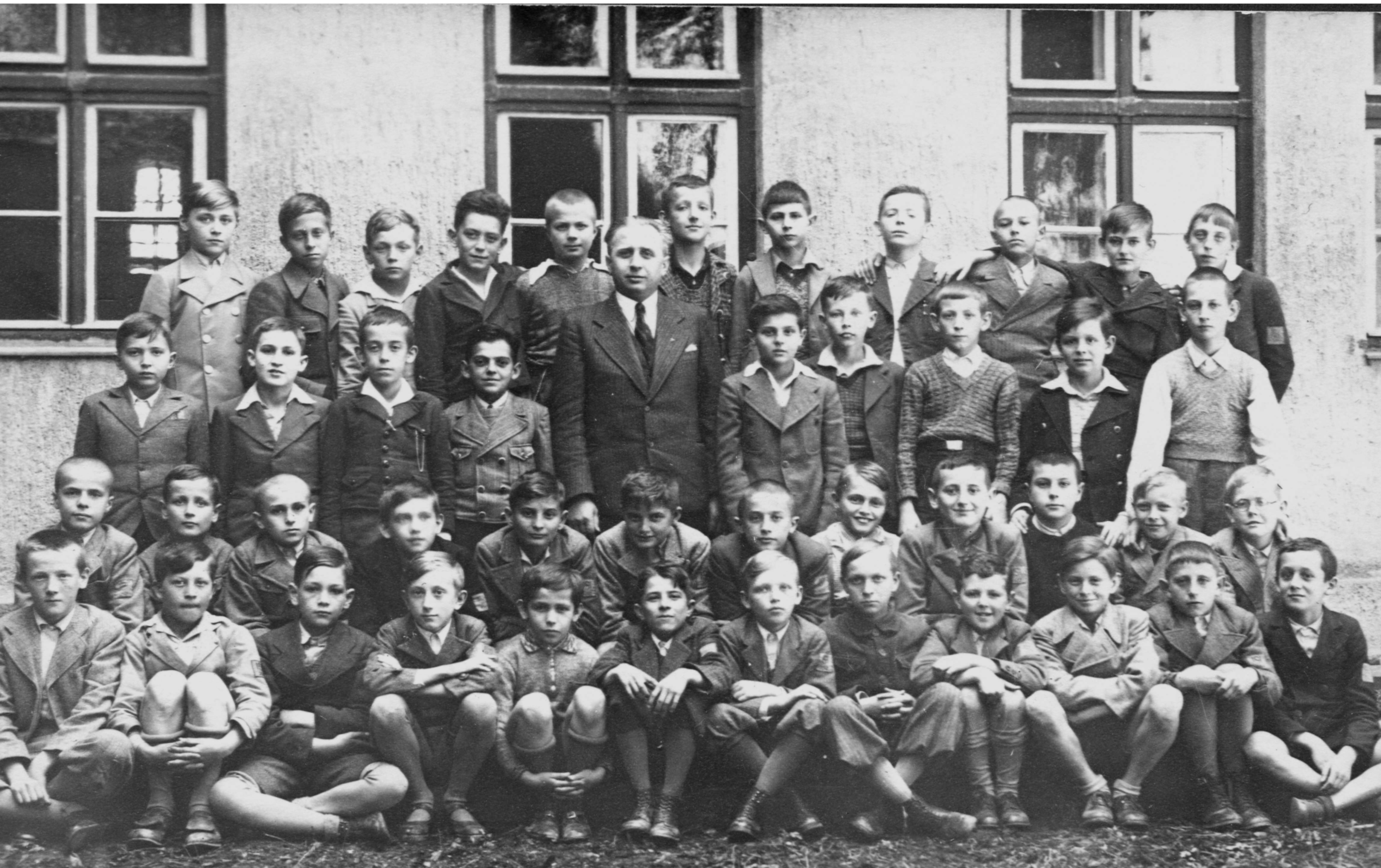 Hans Mendgen (2. Reihe v. oben, 2. v. rechts) in der 1. Gymnasialklasse in Kronstadt