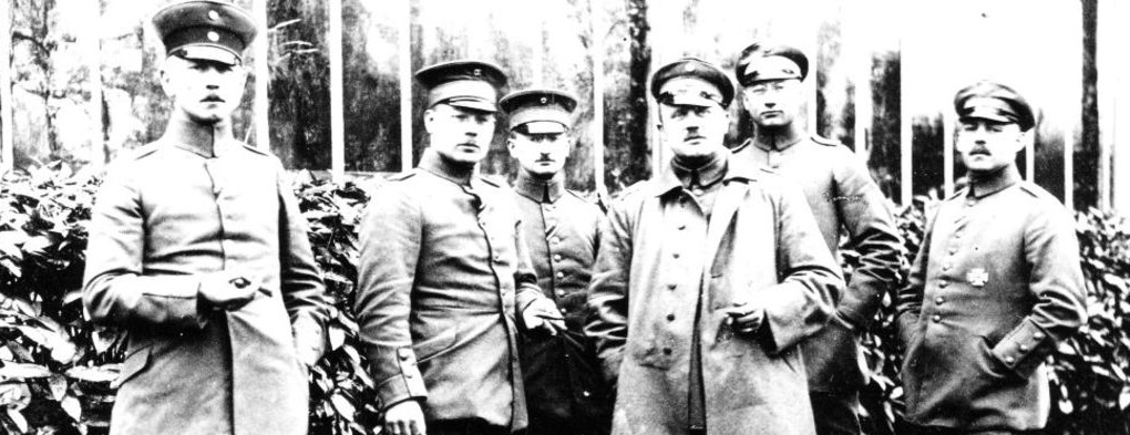 Paul Diekmann (ganz rechts) mit weiteren Offizieren in Haulchin