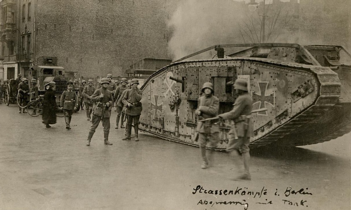 Reichswehr mit Panzer während der Märzkämpfe 1919