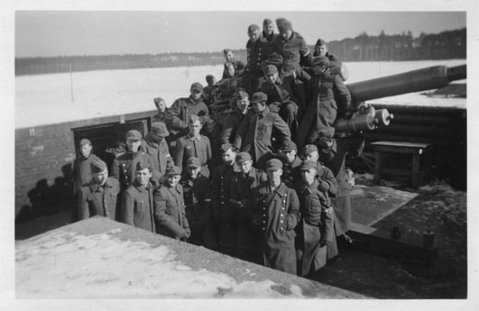 Die Besatzung eines Flak-Geschützes mit Klaus Schmude
