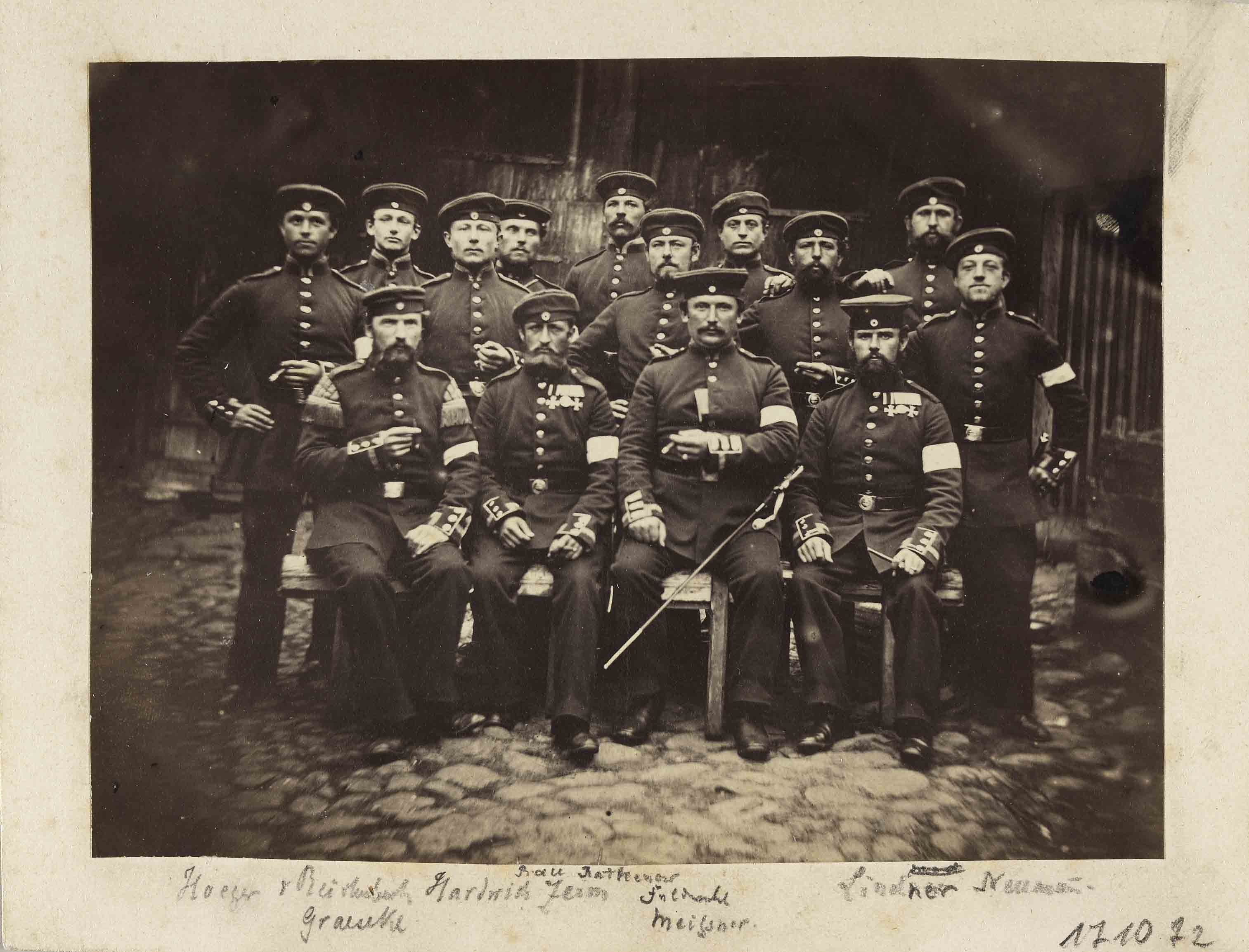Gruppe sitzender und stehender preußischer Soldaten in Uniform