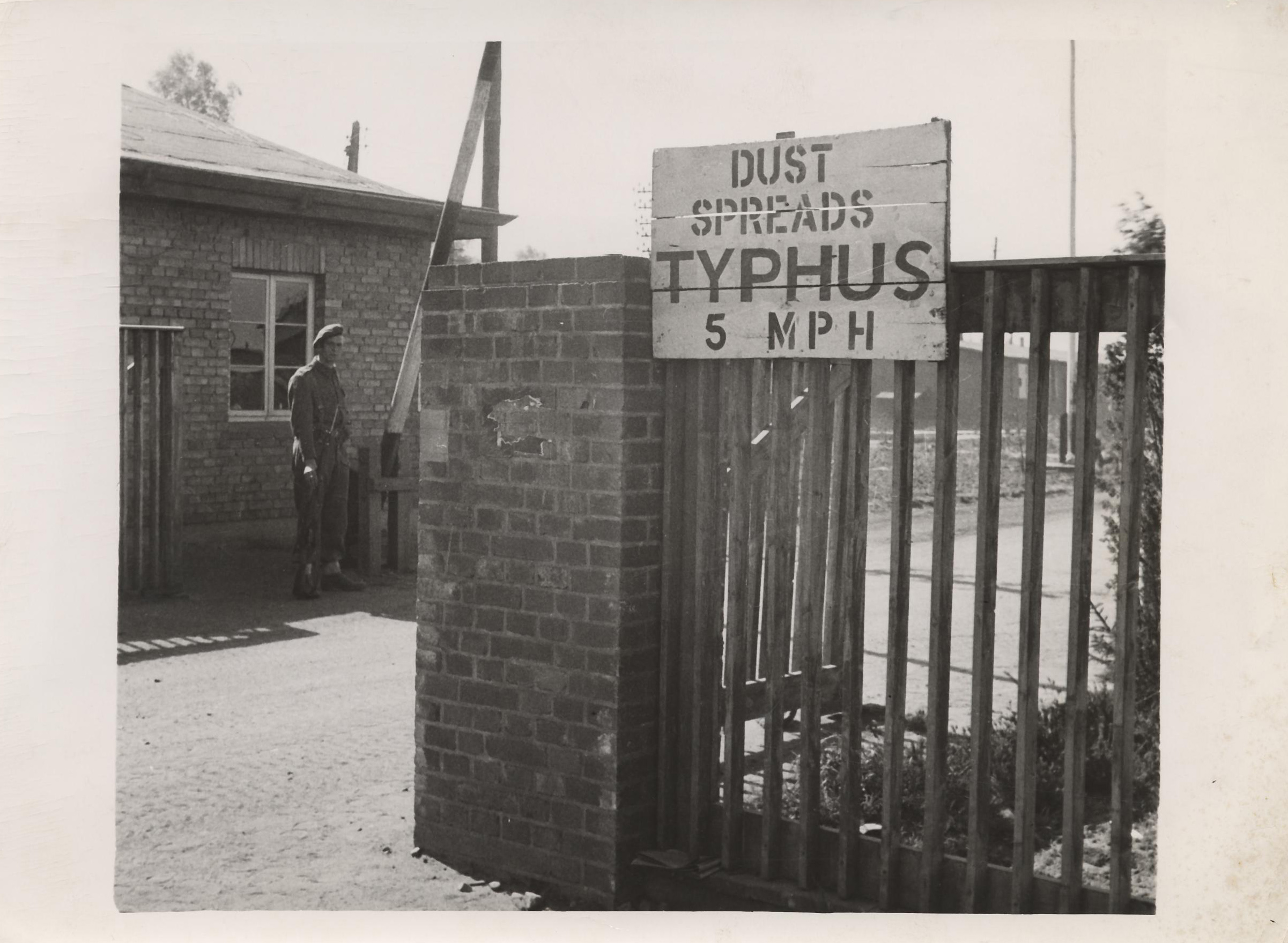 Typhus-Warnschild am Eingang im ehemaligen Konzentrationslager Bergen-Belsen, 1945
