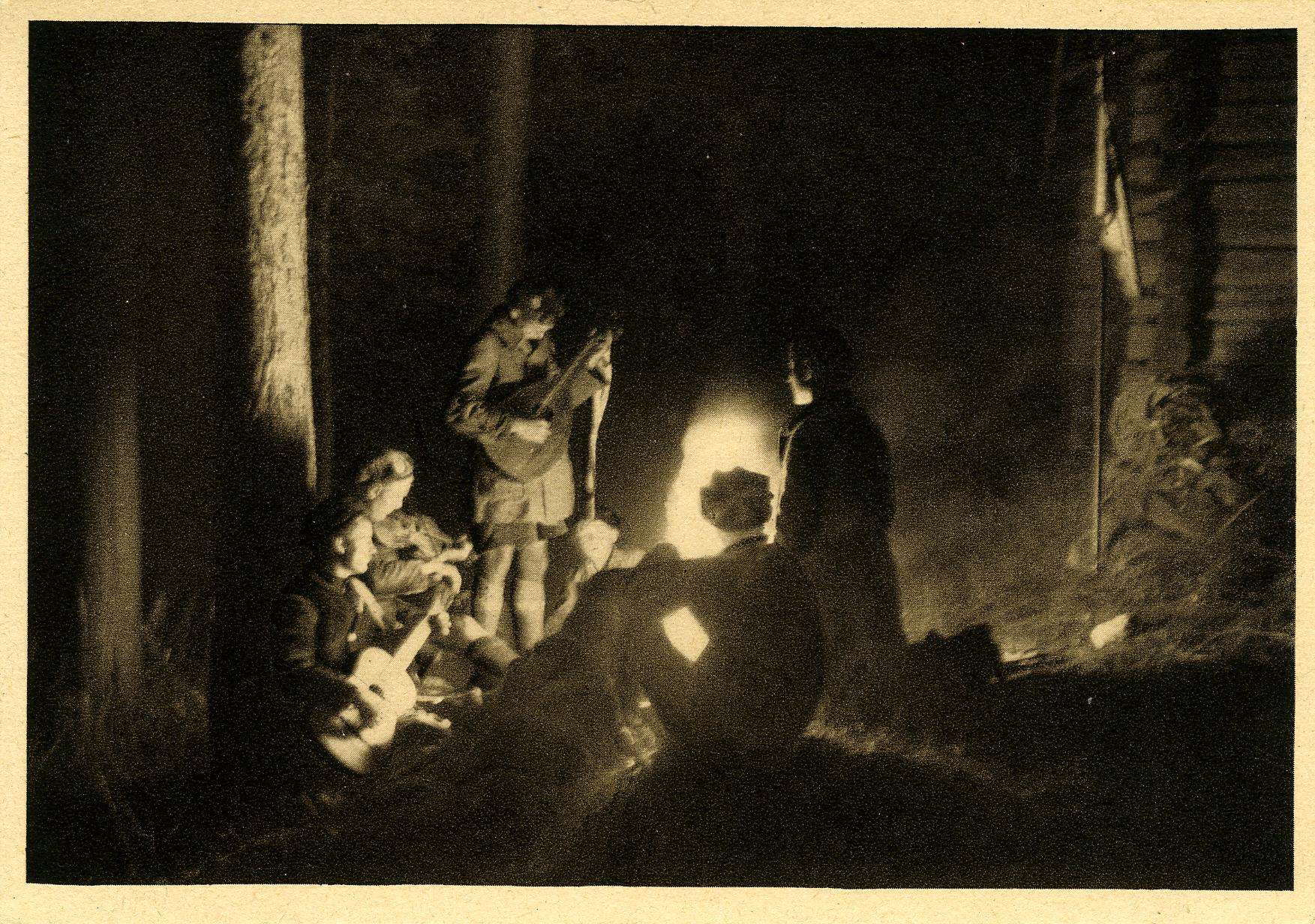 Nerother Wandervögel am Lagerfeuer, um 1925