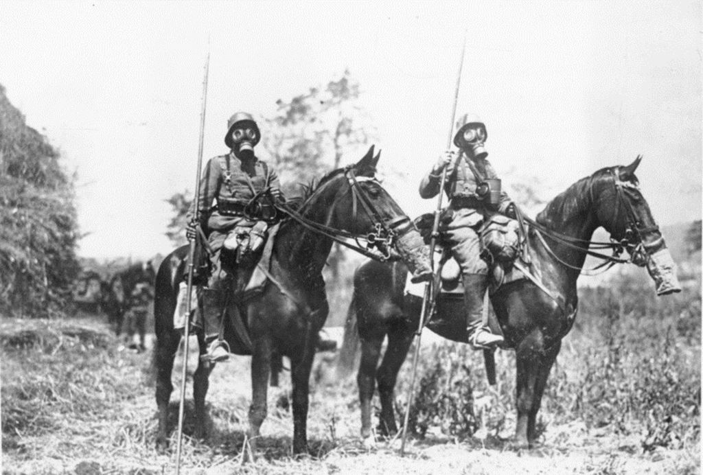 Photo: Soldaten und Pferde mit Gasmasken, 1918
