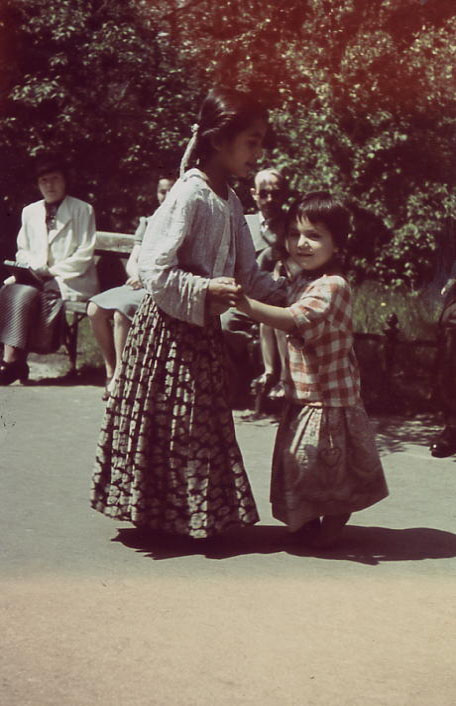 Mädchen im Park, vermutlich Romnja, fotografiert von einem deutschen Soldaten, Krakau 1940