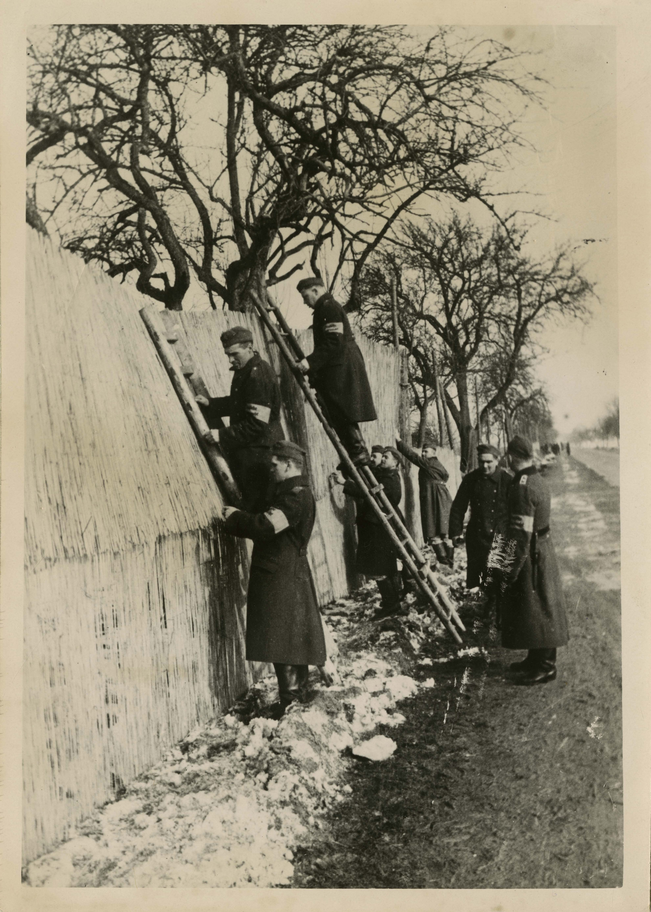 Foto: Sichtblenden werden am Westwall angebracht, 1940