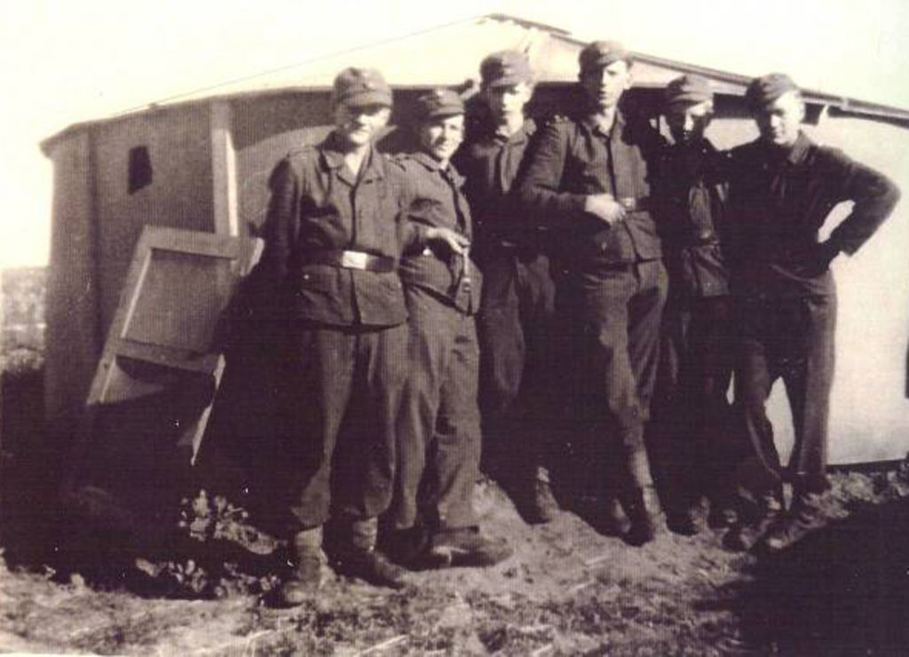 Exponat: Photo: Luftwaffenhelfer vor einem Finnenzelt, 1944