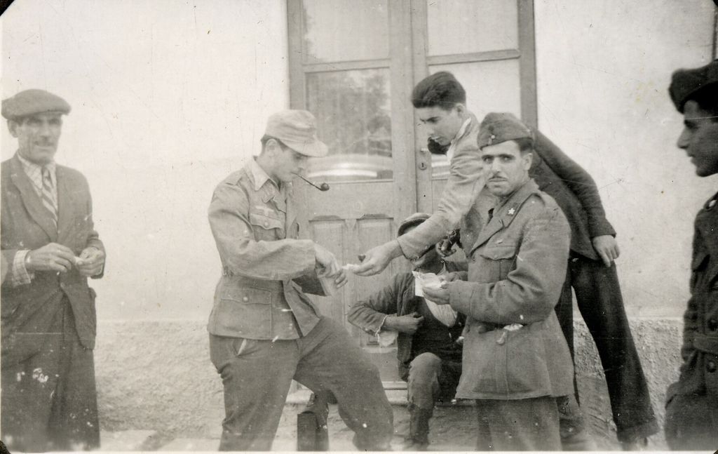 [Photo: Deutsche und italienische Soldaten, 1943]