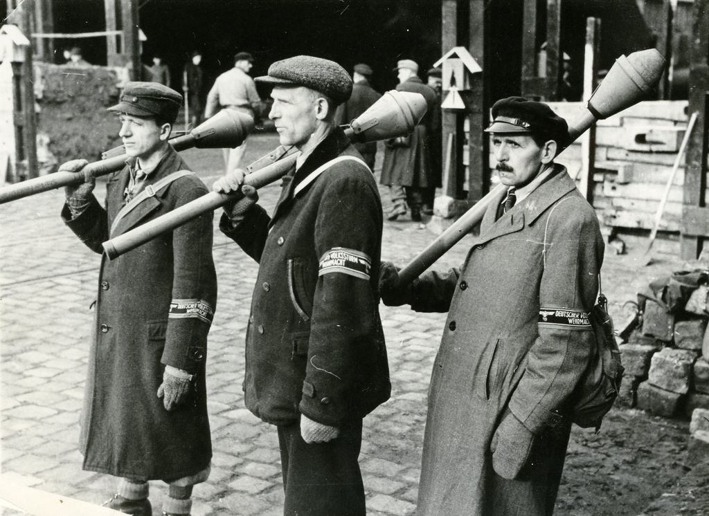 [Foto: Volkssturmmänner, März 1945]