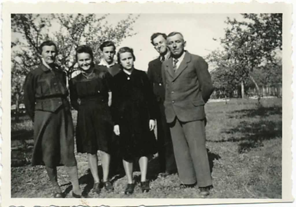 Exponat: Photo: Elfriede Schulze mit Eltern und Geschwistern, 1937
