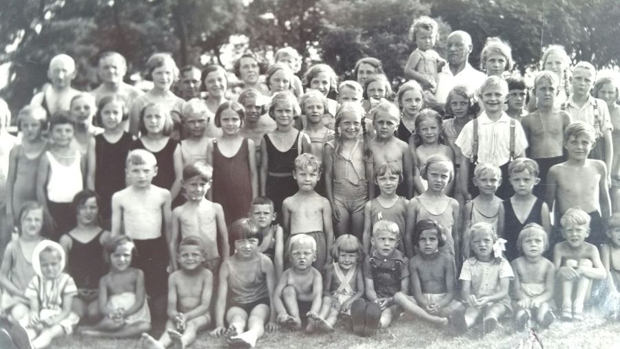 Kinder im Hochsommer im Viktoriapark in Kreuzberg