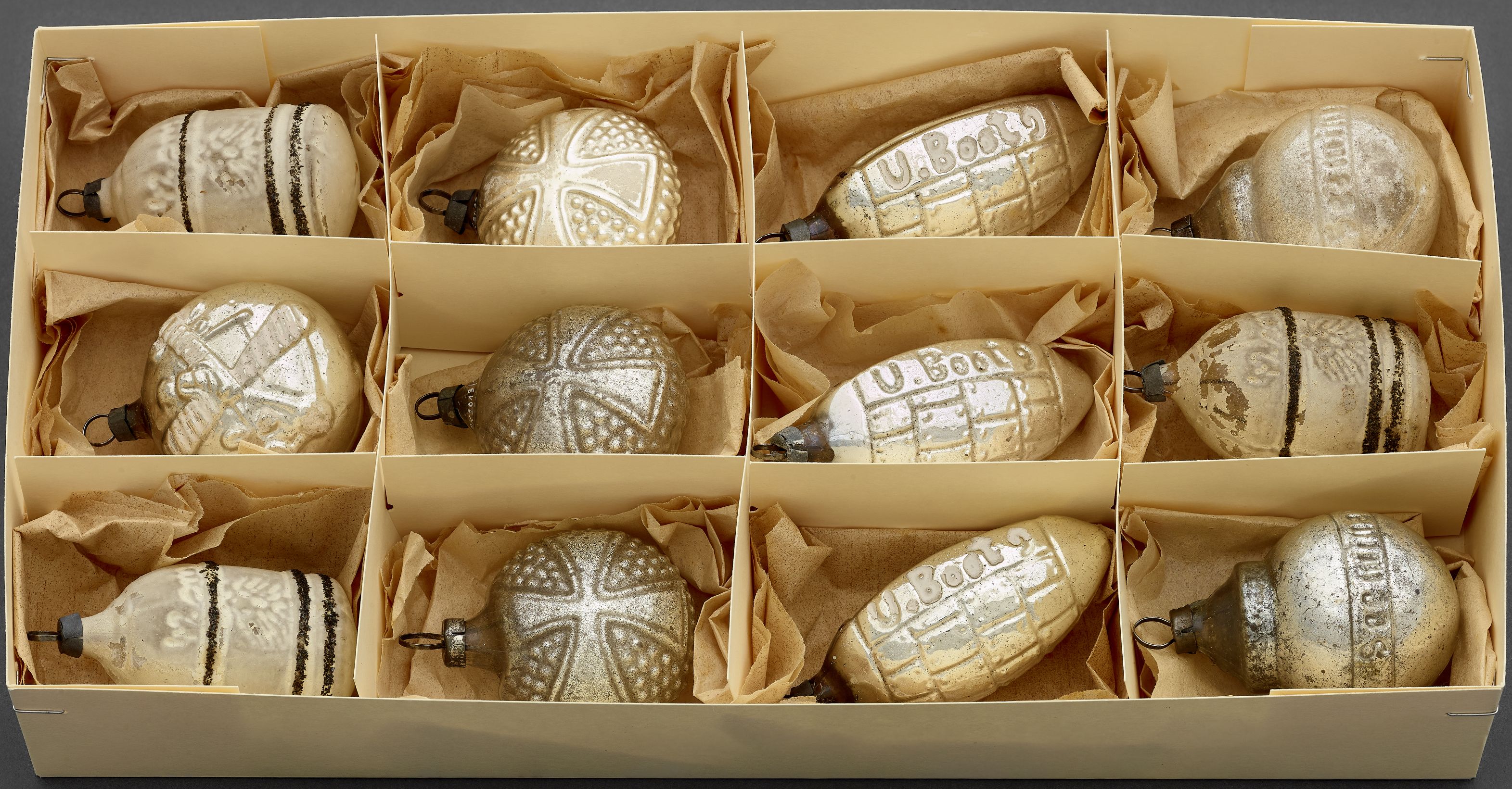 Christbaumschmuck mit militärischen Motiven in Originalkarton, 1914/1915
